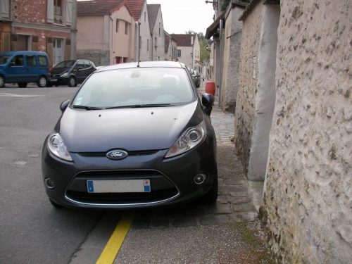 Un véhicule garé devant votre porte ? La gendarmerie suggère: « rappelez demain ! »