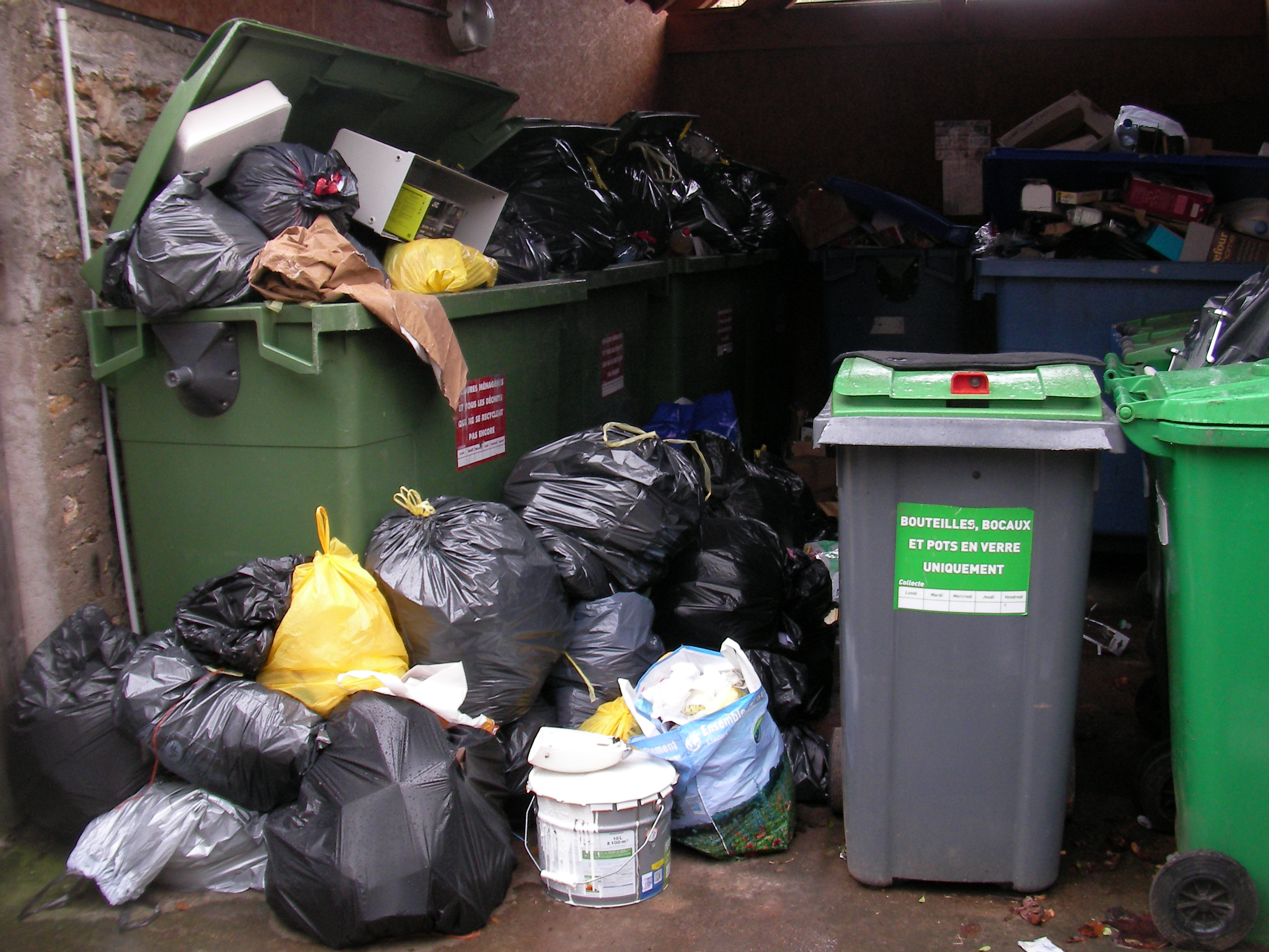 Utilisation abusive du local poubelles rue des prêtres – Comités de  Quartiers